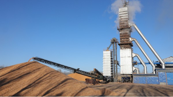 烘糧噸成本降至28元！300噸烘干塔用上秸稈直燃熱風(fēng)爐，相比燃煤一天節(jié)省一萬六！