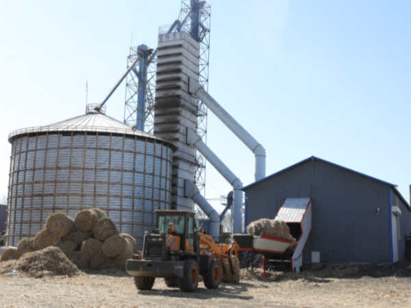 煤價(jià)上漲，糧食烘干用上生物質(zhì)秸稈大包直燃熱風(fēng)爐，一年省下30萬